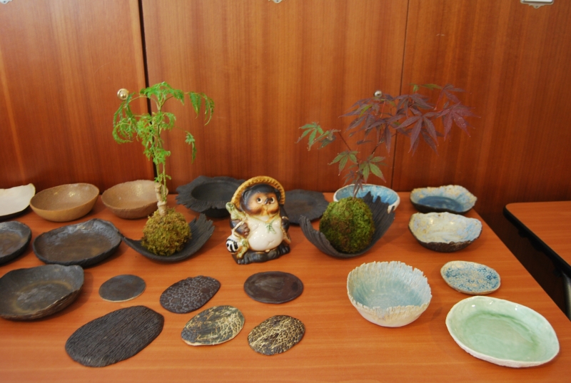 Le Tanuki à l'Ouest au milieu des céramiques d'Arnaud Roy